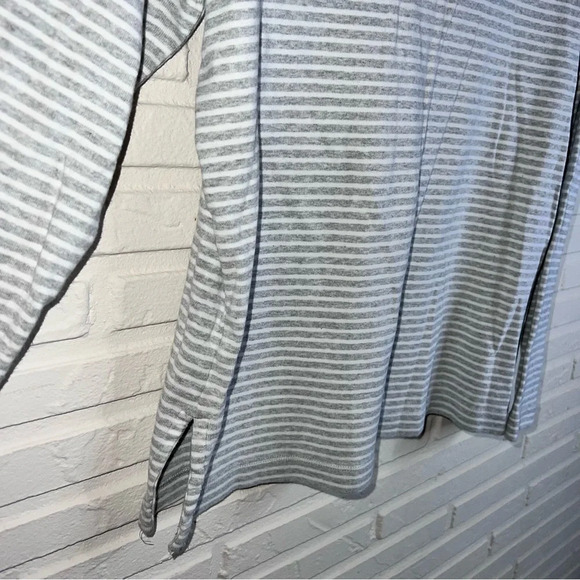 Vineyard Vines Cotton Gray and White Striped Long Sleeve Sweater, Size Medium - Picture 5 of 7